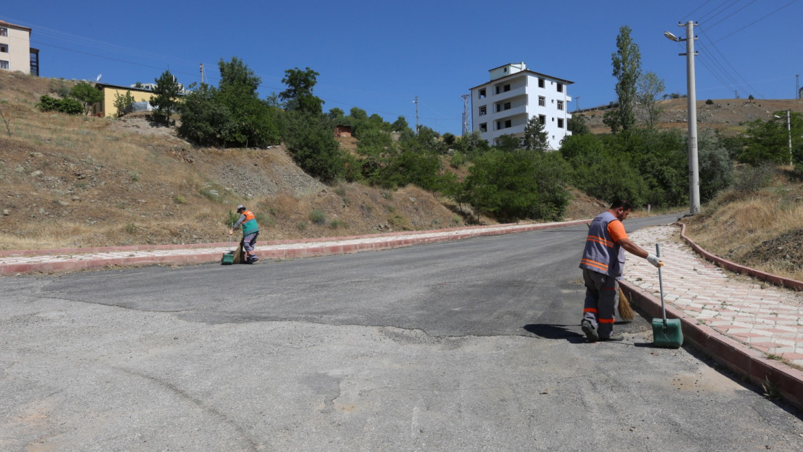 Elazığ Belediyesi, Esentepe Mahallesi'nde Temizlik Çalışması Yaptı