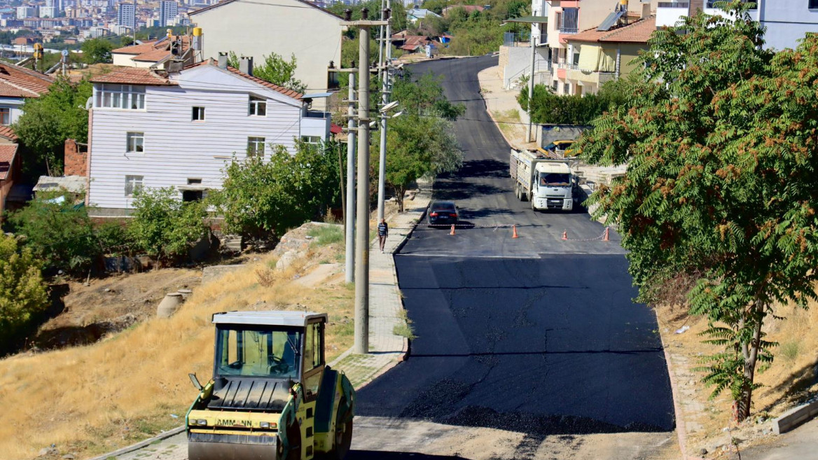 Elazığ Belediyesi, Esentepe Mahallesi'nde Yol Yenileme Çalışması Yapıyor