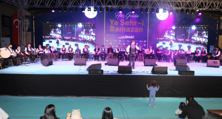 ELAZIĞ BELEDİYESİ GÖNÜLLÜ HALK KOROSU ELAZIĞLILARA MÜZİK ZİYAFETİ YAŞATTI