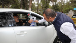 ELAZIĞ BELEDİYESİ, KABİR ZİYARETİNDE BULUNAN VATANDAŞLARA YASİN'-İ ŞERİF, KARANFİL VE BADEM ŞEKERİ DAĞITTI