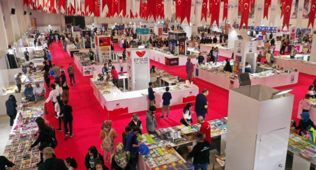 Elazığ Belediyesi Kitap Fuarı'na Vatandaşlardan Yoğun İlgi