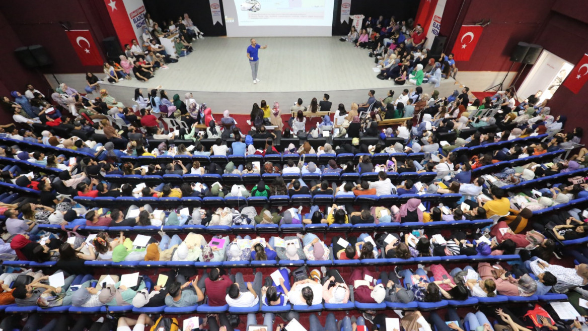 Elazığ Belediyesi KPSS Genel Tekrar Derslerine Öğrenciler Yoğun İlgi Gösterdi