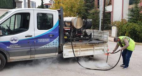 Elazığ Belediyesi Larva ile Mücadele Çalışmalarını Sürdürüyor