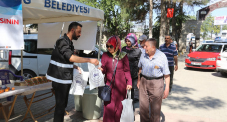 Elazığ Belediyesi Mezarlıklarda Ücretsiz Yasin-i Şerif, Su ve Lokum Dağıttı