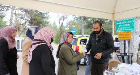 ELAZIĞ BELEDİYESİ MEZARLIKLARDA ÜCRETSİZ YASİN-İ ŞERİF, KARANFİL VE LOKUM DAĞITTI