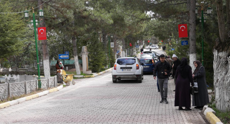 Elazığ Belediyesi, Mezarlıklarda Ücretsiz Yasin-i Şerif Dağıttı ve İkramlarda Bulundu