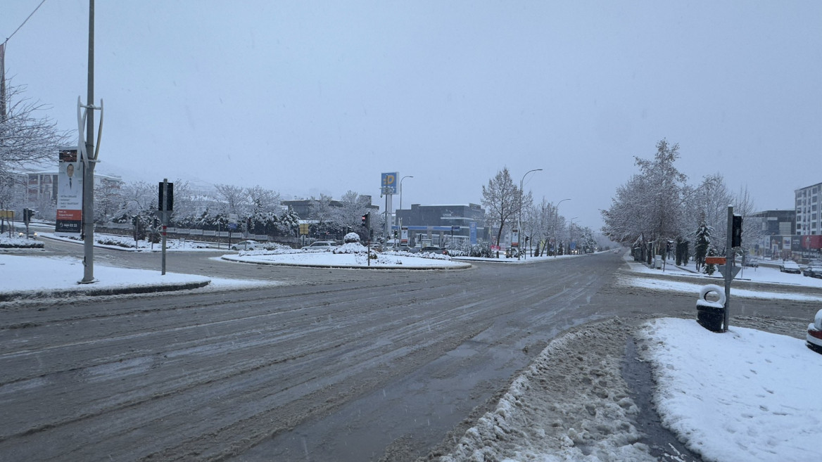 Elazığ Belediyesi'nden Kent Genelinde Karla Mücadele Çalışması