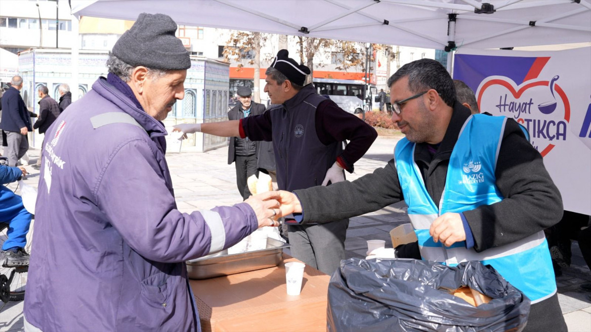 Elazığ Belediyesi'nden Soğuk Kış Günlerinde Vatandaşların İçini Isıtan Sıcak İkramlar