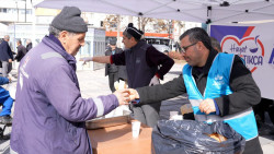 Elazığ Belediyesi'nden Soğuk Kış Günlerinde Vatandaşların İçini Isıtan Sıcak İkramlar