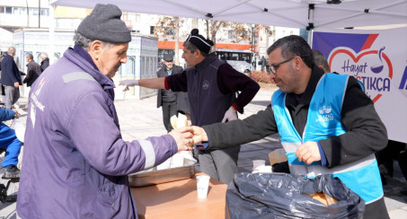 Elazığ Belediyesi'nden Soğuk Kış Günlerinde Vatandaşların İçini Isıtan Sıcak İkramlar