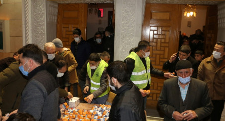 Elazığ Belediyesi'nden Vatandaşlara Kandil İkramı