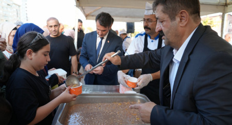 ELAZIĞ BELEDİYESİ'NDEN VATANDAŞLARA AŞURE İKRAMI