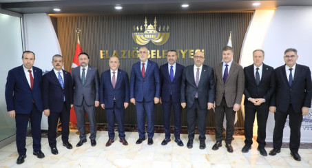 Elazığ Belediyesi'ni Ziyaret Eden Bakan Işıkhan, Başkan Şerifoğulları ile Bir Araya Geldi