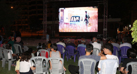 Elazığ Belediyesi'nin Açık Hava Sinemasına Vatandaşlardan Yoğun İlgi