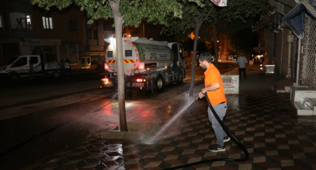 Elazığ Belediyesi, Pazartesi Pazarında Temizlik ve İlaçlama Çalışması Yaptı