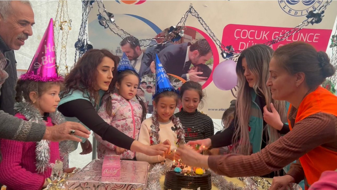 Elazığ Belediyesi Psikososyal Destek Çadırında Depremzede Ceylin'in Doğum Günü Kutlandı
