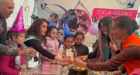 Elazığ Belediyesi Psikososyal Destek Çadırında Depremzede Ceylin'in Doğum Günü Kutlandı