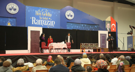 Elazığ Belediyesi Ramazan Etkinliklerinde Tiyatro Oyunu Sahnelendi