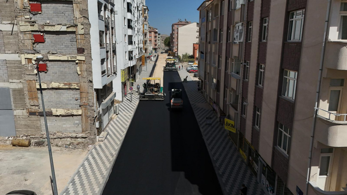 Elazığ Belediyesi, Rızaiye Mahallesi'nde Yol Yenileme Çalışması Yapıyor