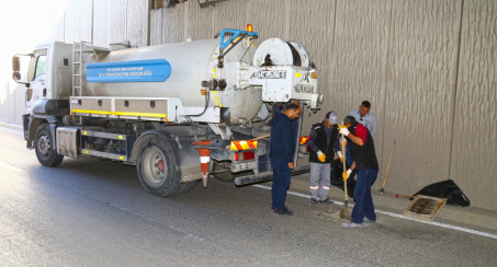 Elazığ Belediyesi Şehir Genelindeki Menfez ve Mazgalları Temizledi