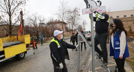 Elazığ Belediyesi, Sokak Hayvanları İçin Uyarı Tabelaları Astı