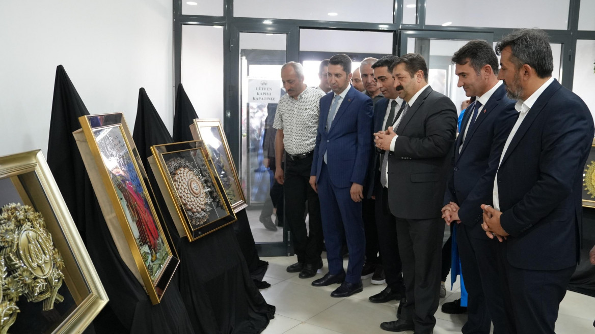ELAZIĞ BELEDİYESİ SOSYALHANE'DE ÜRETİLEN ÜRÜNLERİN YER ALDIĞI SERGİ TÖRENLE AÇILDI