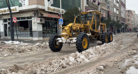 Elazığ Belediyesi, Vali Fahri Bey Caddesi'nde Kar Küreme ve Temizlik Çalışması Yaptı