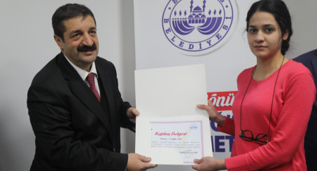 Elazığ Belediyesi Yazarlık Atölyesi'ne Katılan Kursiyerlere Katılım Belgeleri Verildi