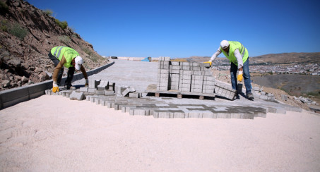 Elazığ Belediyesi, Yeni Bağlantı Yolları Açmaya Devam Ediyor Elazığ Belediyesi Ulaşım Alanında Yatırımlarını Artırıyor