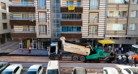 Elazığ Belediyesi, Yeni Mahalle'de Asfaltlama Çalışmalarını Sürdürüyor