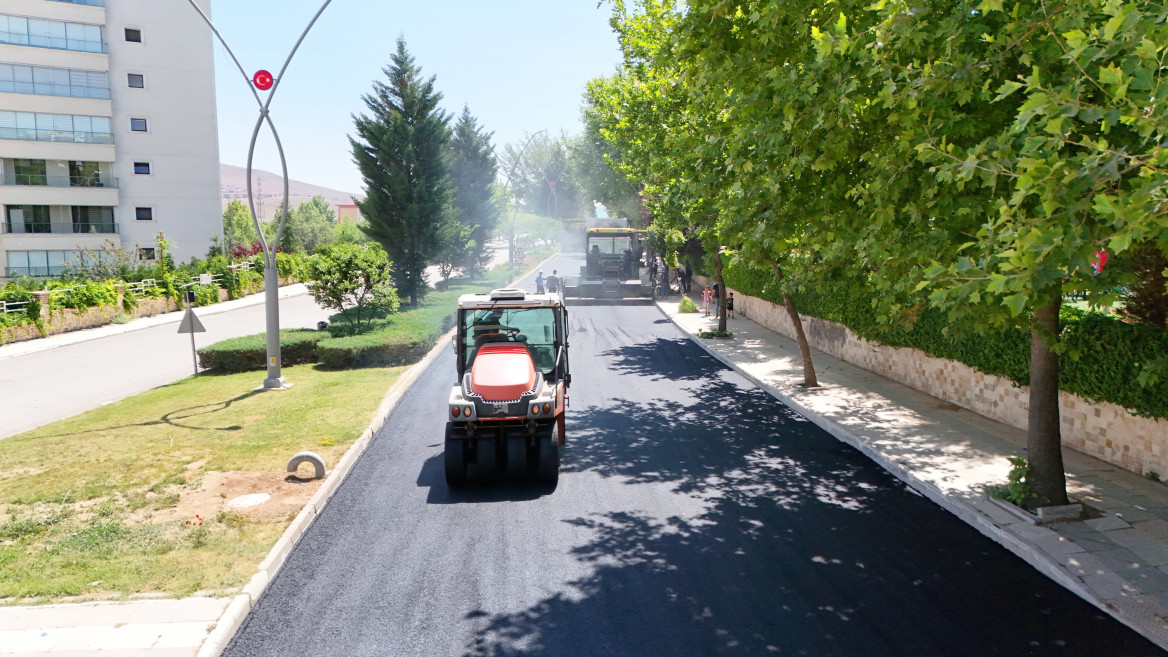 Elazığ Belediyesi, Yol Yenileme Çalışmalarını Aralıksız Sürüyor