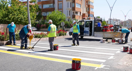 Elazığ Belediyesi Yollarda Yol Çizgi, Yaya Çizgisi ve İşaret Çalışmaları Gerçekleştiriyor