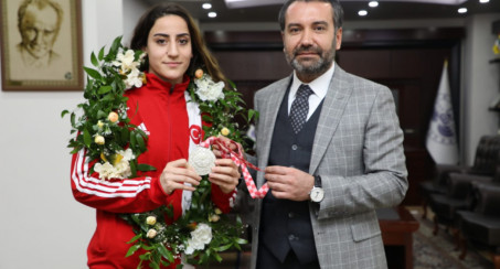 Elazığ Belediyespor Kulübü Milli Sporcusu Gizem Özer, Dünya Kadınlar Boks Şampiyonası'nda Mücadele Edecek