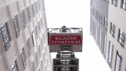 Elazığ İtfaiyesi Kent Genelinde Buz Sarkıtlarına Müdahale Ediyor