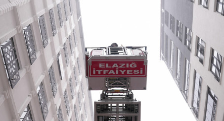 Elazığ İtfaiyesi Kent Genelinde Buz Sarkıtlarına Müdahale Ediyor