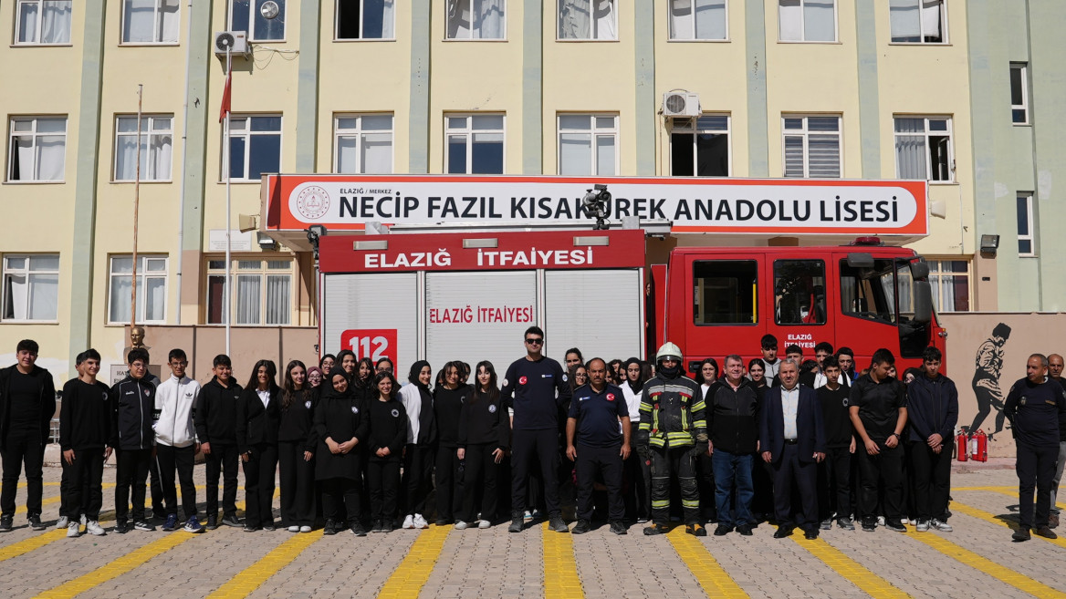 Elazığ İtfaiyesi'nden Öğrencilere Deprem Ve Yangınla Mücadele Eğitimleri Veriliyor