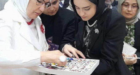 Emine Erdoğan Hanımefendi, Depremzedeler İçin Açılan Hayır Çarşısı'nda Elazığ Belediyesi Standını Ziyaret Etti