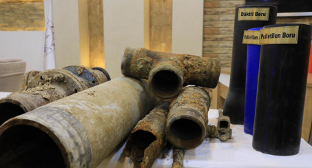 ESKİ İÇME SUYU BORULARINI MECLİS'E TAŞIYAN BAŞKAN ŞERİFOĞULLARI, ALTYAPININ ÖNEMİNİ BİR KEZ DAHA GÖZLER ÖNÜNE SERDİ