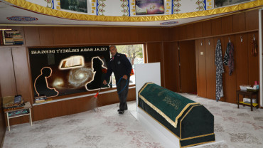 ELAZIĞ BELEDİYESİ, CAMİLER VE TÜRBELERİ GÜL SUYU İLE YIKIYOR