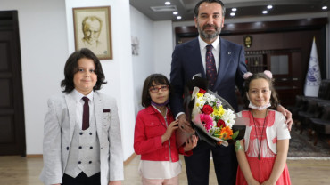 Başkan Şerifoğulları Koltuğunu Çocuklara Devretti