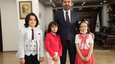 Başkan Şerifoğulları Koltuğunu Çocuklara Devretti