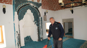 ELAZIĞ BELEDİYESİ, CAMİLER VE TÜRBELERİ GÜL SUYU İLE YIKIYOR
