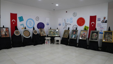 ELAZIĞ BELEDİYESİ SOSYALHANE'DE ÜRETİLEN ÜRÜNLERİN YER ALDIĞI SERGİ TÖRENLE AÇILDI