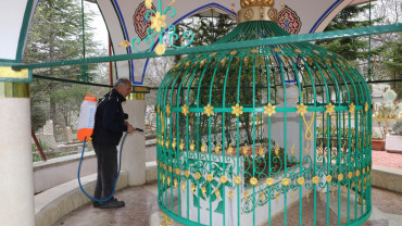 ELAZIĞ BELEDİYESİ, CAMİLER VE TÜRBELERİ GÜL SUYU İLE YIKIYOR