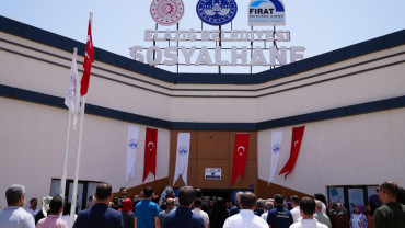 ELAZIĞ BELEDİYESİ SOSYALHANE'DE ÜRETİLEN ÜRÜNLERİN YER ALDIĞI SERGİ TÖRENLE AÇILDI