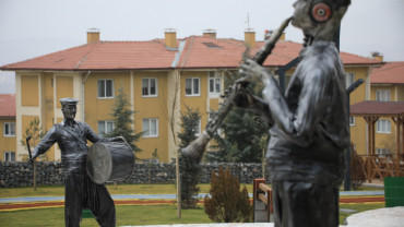 GERİ DÖNÜŞÜM PARKI'NDA YER ALAN ÖRNEK FİGÜRLER MİLLET BAHÇESİ'NDE SERGİLENECEK