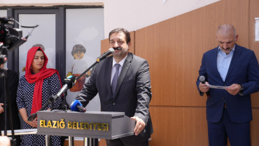 ELAZIĞ BELEDİYESİ SOSYALHANE'DE ÜRETİLEN ÜRÜNLERİN YER ALDIĞI SERGİ TÖRENLE AÇILDI