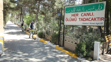 Mezarlık Alanları Bayrama Hazırlandı