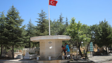 Mezarlık Alanları Bayrama Hazırlandı
