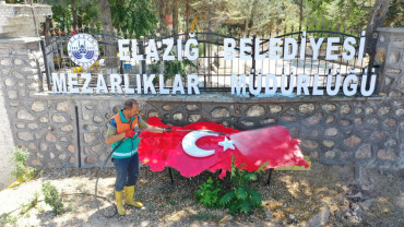 Mezarlık Alanları Bayrama Hazırlandı